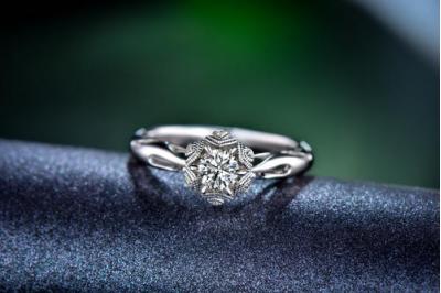 女生能记一辈子的礼物，钻石戒指太闪亮