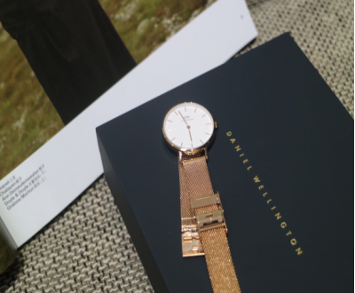 送给女朋友的生日礼物，一款奢华的手表。
